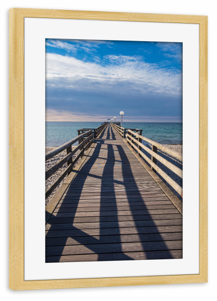 Poster mit Rahmen kiefer "Schatten, Seebrücke und Ostsee" artboxONE - Natur,Reise,Architektur,Reise / Strand und Meer