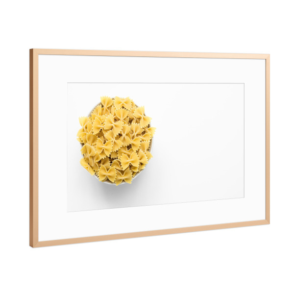 Poster mit Rahmen Kupfer "Farfalle im Ganzen" artboxONE - Essen & Trinken - Nudeln,Pasta,Essen,Food,Minimalistisch,Weiß,Küche,Fotografie