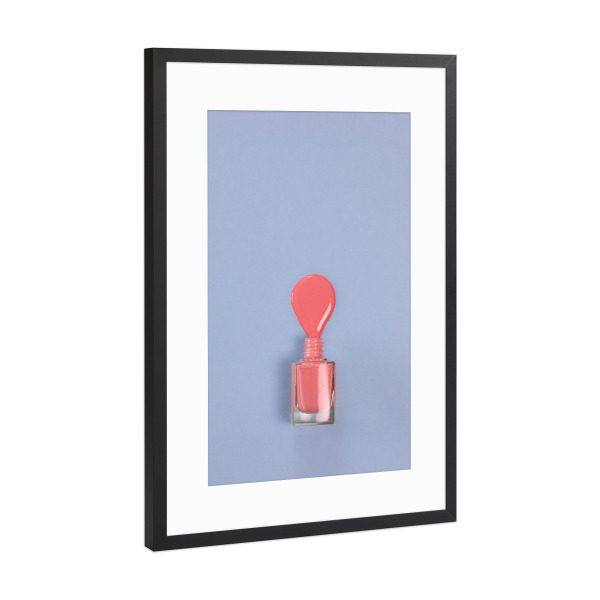 Poster mit Rahmen Schwarz (Metallic) "Nagellack hellblau rosa" artboxONE - Fashion