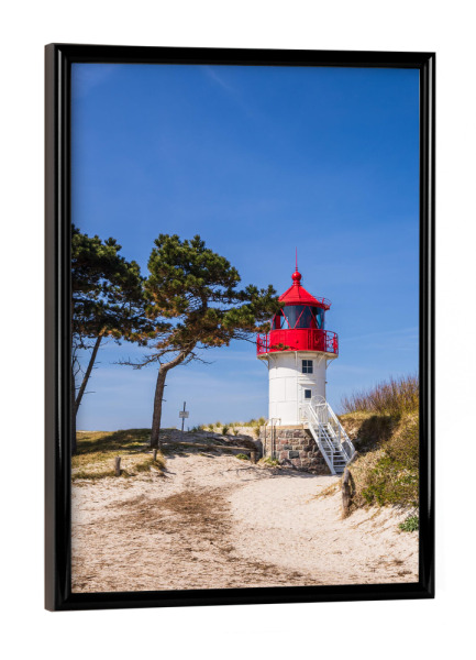 Poster mit schwarzem Rahmen "Sand, Düne, Baum, Leuchtturm" artboxONE - Natur,Reise,Architektur,Reise / Strand und Meer