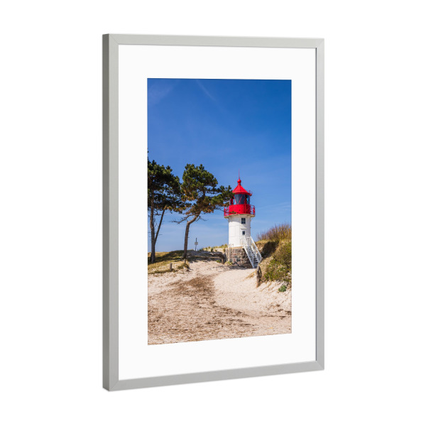Poster mit Rahmen Silber "Sand, Düne, Baum, Leuchtturm" artboxONE - Natur,Reise,Architektur,Reise / Strand und Meer