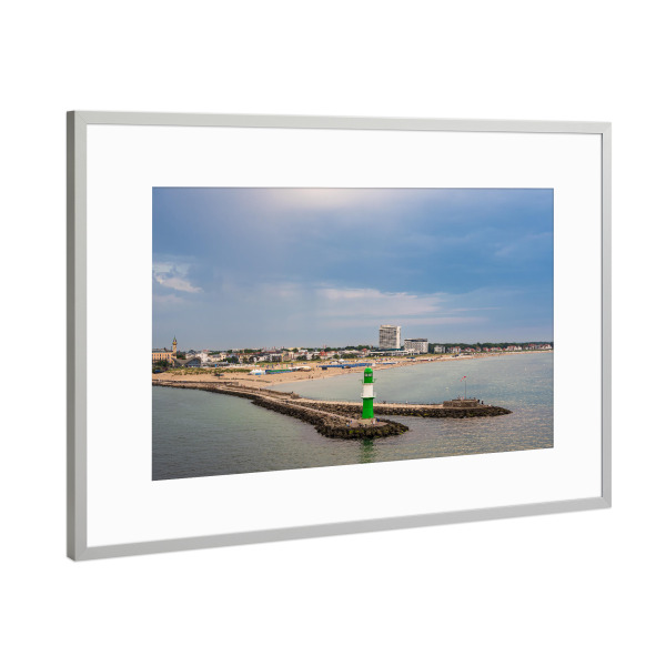 Poster mit Rahmen Silber "Warnemünde, Mole, Wolken" artboxONE - Städte,Natur,Reise,Architektur,Reise / Strand und Meer