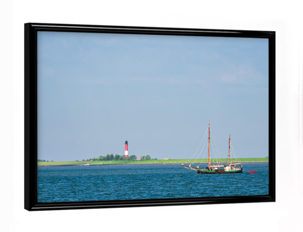 Poster mit schwarzem Rahmen "Nordsee, Segelschiff, Leuchtturm" artboxONE - Natur,Reise,Architektur,Reise / Strand und Meer
