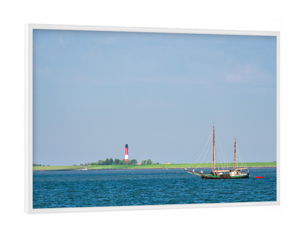 Poster mit weißem Rahmen "Nordsee, Segelschiff, Leuchtturm" artboxONE - Natur,Reise,Architektur,Reise / Strand und Meer