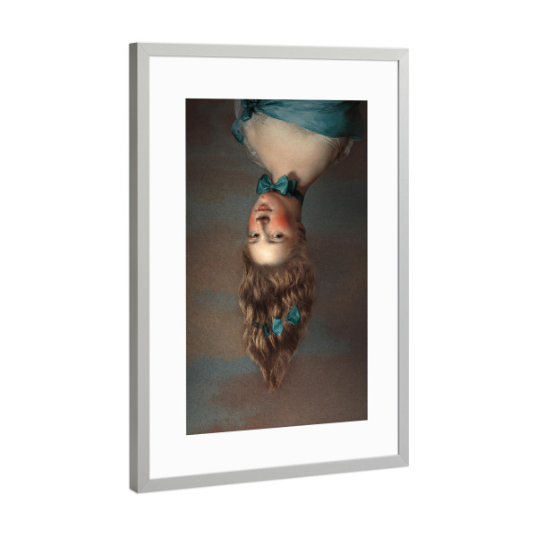 Poster mit Rahmen Silber "Umgedrehtes Mädchen" artboxONE - Menschen,Lustig