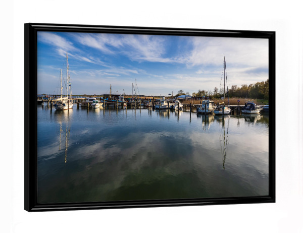 Poster mit schwarzem Rahmen "Boote, Steg, Wolken" artboxONE - Natur,Reise,Architektur,Reise / Strand und Meer