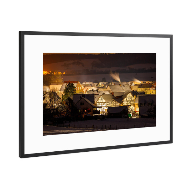 Poster mit Rahmen Schwarz (Metallic) "Herleshausen in der Nacht" artboxONE - Architektur