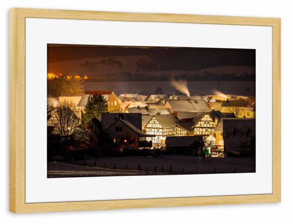 Poster mit Rahmen kiefer "Herleshausen in der Nacht" artboxONE - Architektur - Herleshausen,Hessen,Dorf,Fachwerkhaus,Deutschland,Winter,Nacht