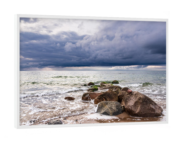 Poster mit weißem Rahmen "Strand, Steine, Wolken" artboxONE - Natur,Reise,Reise / Strand und Meer