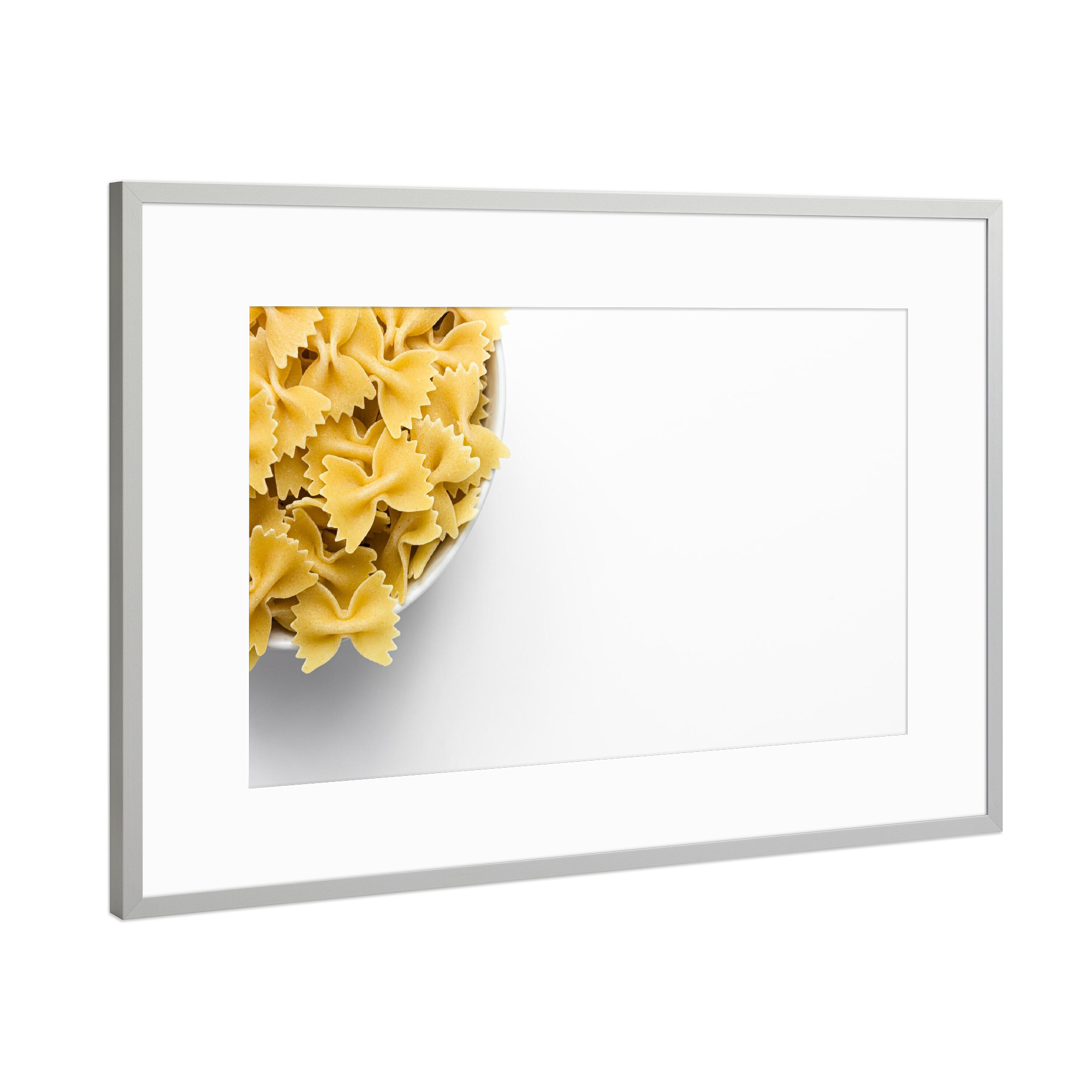 Poster mit Rahmen Silber "Farfalle - halb" artboxONE - Essen & Trinken - Nudeln,Essen,Food,Pasta,Küche,Mahlzeit,Weiß,Minimalistisch,Fotografie
