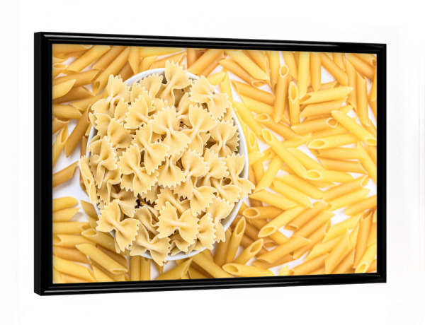 Poster mit schwarzem Rahmen "Farfalle inmitten von Penne" artboxONE - Essen & Trinken - Nudeln,Pasta,Küche,Essen,Fotografie
