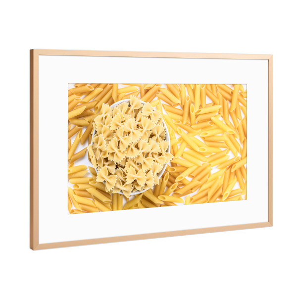 Poster mit Rahmen Kupfer "Farfalle inmitten von Penne" artboxONE - Essen & Trinken - Nudeln,Pasta,Küche,Essen,Fotografie
