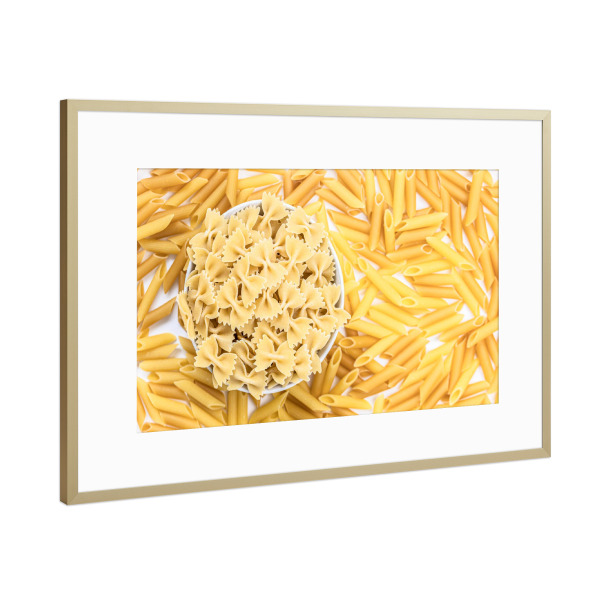 Poster mit Rahmen Gold "Farfalle inmitten von Penne" artboxONE - Essen & Trinken - Nudeln,Pasta,Küche,Essen,Fotografie