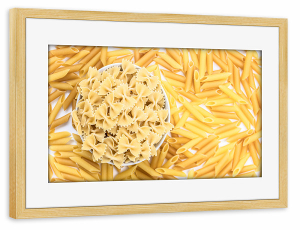 Poster mit Rahmen kiefer "Farfalle inmitten von Penne" artboxONE - Essen & Trinken - Nudeln,Pasta,Küche,Essen,Fotografie