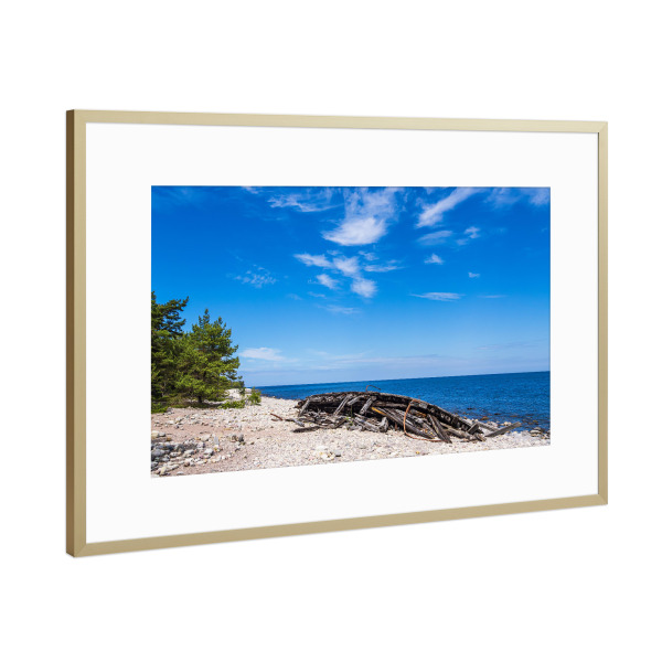 Poster mit Rahmen Gold "Strand, Wrack, Ostsee" artboxONE - Natur,Reise,Reise / Strand und Meer,Reise / Länder
