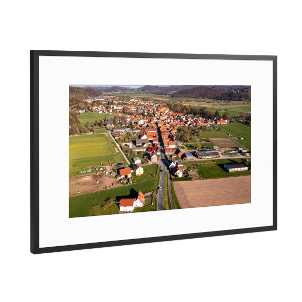 Poster mit Rahmen Schwarz (Metallic) "Herleshausen" artboxONE - Architektur - Herleshausen,Dorf,Werratal,Hessen,Häuser,Deutschland,Landschaft