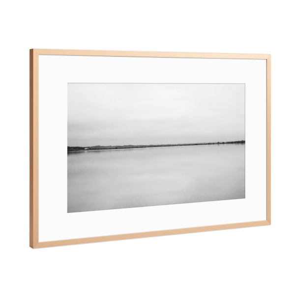 Poster mit Rahmen Kupfer "Oben ist unten" artboxONE - Natur,Reise,Schwarzweiß - Himmel,Spiegelung,Meer,See,Schwarz,Weiß,Schwarz-weiß
