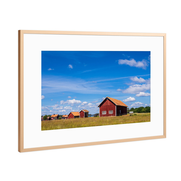 Poster mit Rahmen Kupfer "Wiese, Holzhäuser, Himmel" artboxONE - Natur,Reise,Architektur,Reise / Länder