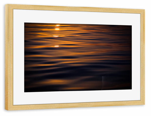 Poster mit Rahmen kiefer "Goldene Wasseroberfläche" artboxONE - Natur,Reise,Reise / Strand und Meer