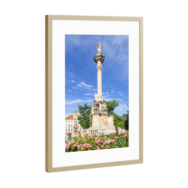 Poster mit Rahmen Gold "Hradschiner Platz in Prag" artboxONE - Architektur,Städte / Prag