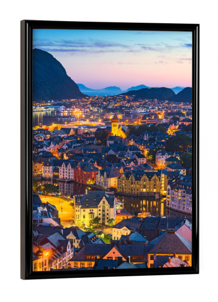 Poster mit schwarzem Rahmen "Abend in Alesund, Norwegen" artboxONE - Städte,Reise,Architektur