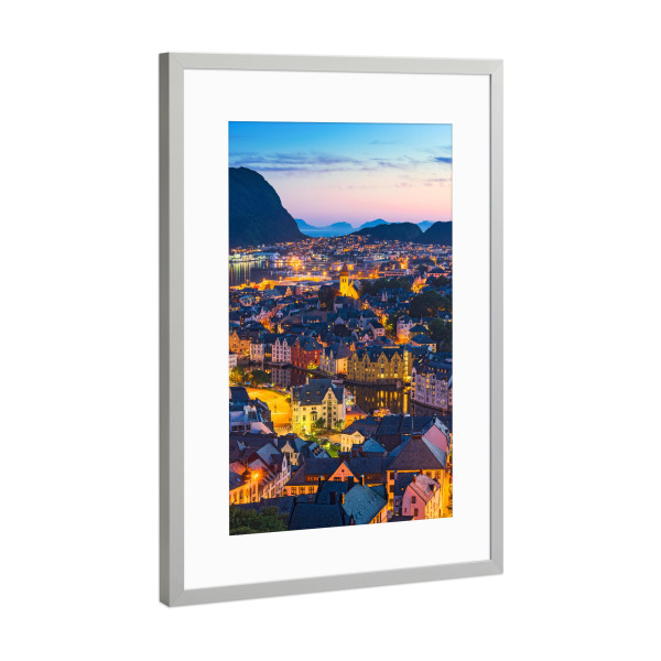 Poster mit Rahmen Silber "Abend in Alesund, Norwegen" artboxONE - Städte,Reise,Architektur