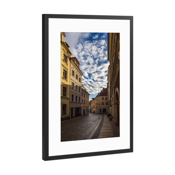 Poster mit Rahmen Schwarz (Metallic) "Straße, Häuser, Wolken" artboxONE - Reise,Architektur,Städte / Weitere