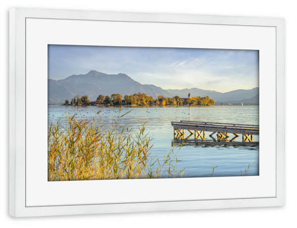 Poster mit Rahmen weiß "Chiemsee Blick zur Fraueninsel" artboxONE - Natur,Reise