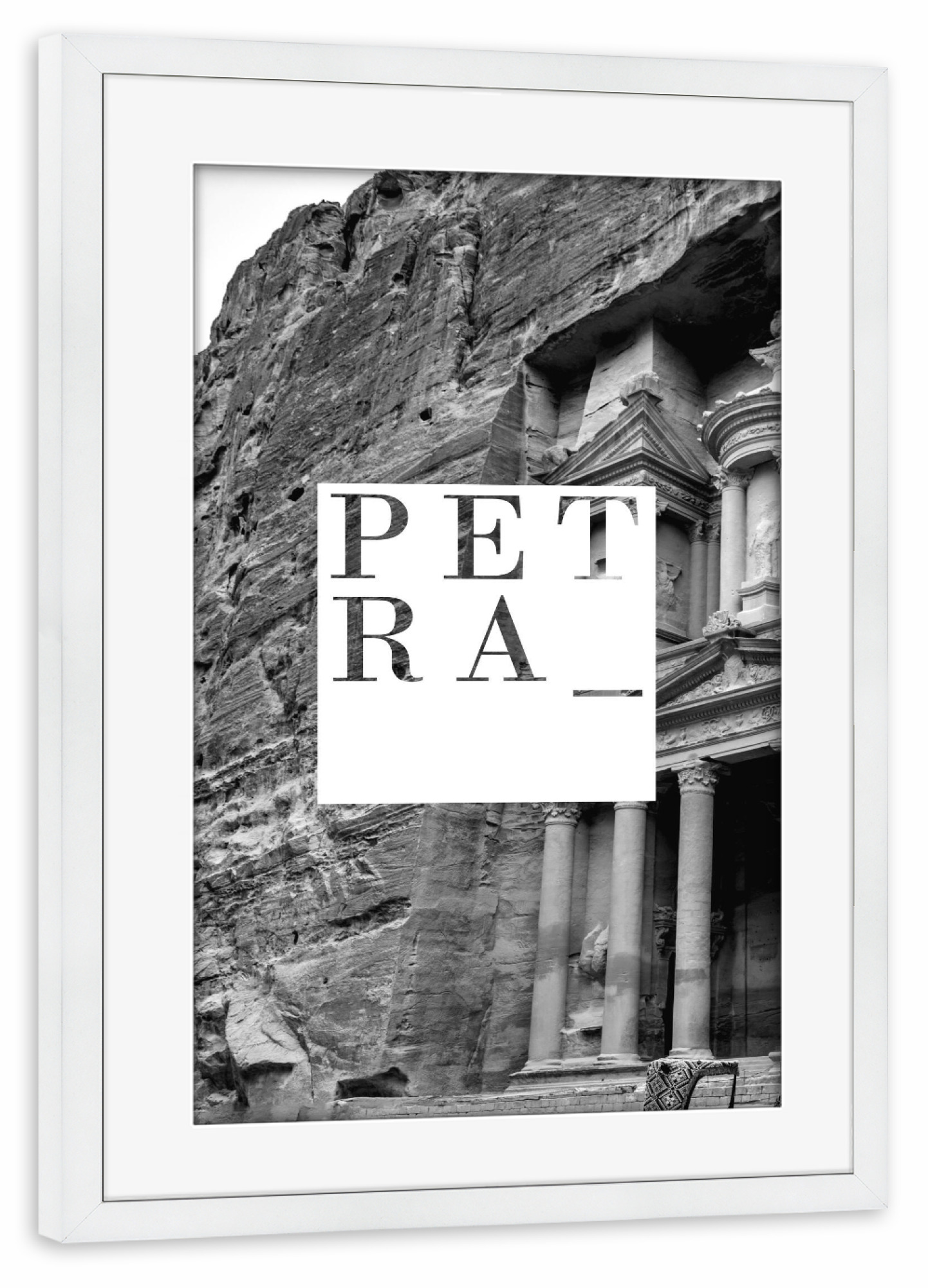 Poster mit Rahmen weiß "Petra sw" artboxONE - Städte,Typografie,Abstrakt - Petra,Jordanien,Wahrzeichen,Fotografie,Schwarzweiß,Kirche
