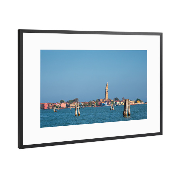 Poster mit Rahmen Schwarz (Metallic) "Schiefer Turm, Burano" artboxONE - Reise,Architektur,Städte / Venedig