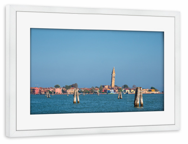Poster mit Rahmen weiß "Schiefer Turm, Burano" artboxONE - Reise,Architektur,Städte / Venedig