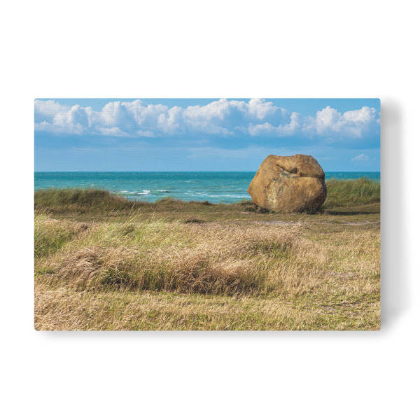 Leinwandbild "Gras, Findling und Nordsee" artboxONE - Natur,Reise,Reise / Strand und Meer,Reise / Länder