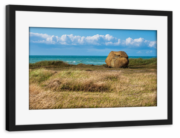 Poster mit Rahmen schwarz "Gras, Findling und Nordsee" artboxONE - Natur,Reise,Reise / Strand und Meer,Reise / Länder