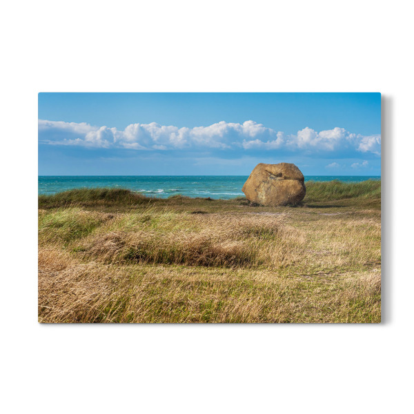 Galerie-Print "Gras, Findling und Nordsee" 30x20 cm artboxONE