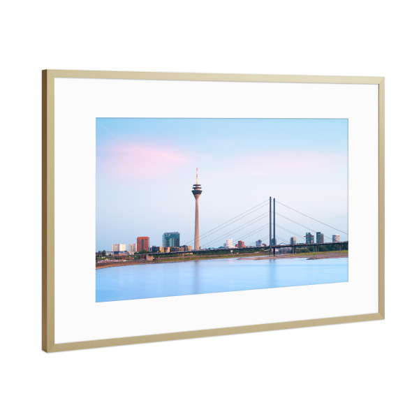 Poster mit Rahmen Gold "Düsseldorf (Düsseldorf) Skyline" artboxONE - Reise,Architektur,Städte / Düsseldorf
