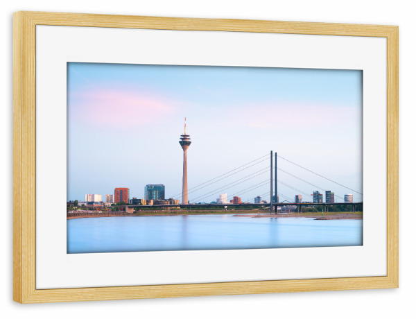 Poster mit Rahmen kiefer "Düsseldorf (Düsseldorf) Skyline" artboxONE - Reise,Architektur,Städte / Düsseldorf