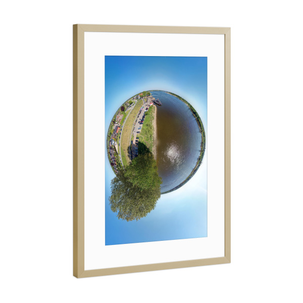 Poster mit Rahmen Gold "Hamburg Zollenspieker Fähranleger" artboxONE - Städte,Städte / Hamburg,Natur,Reise,Architektur