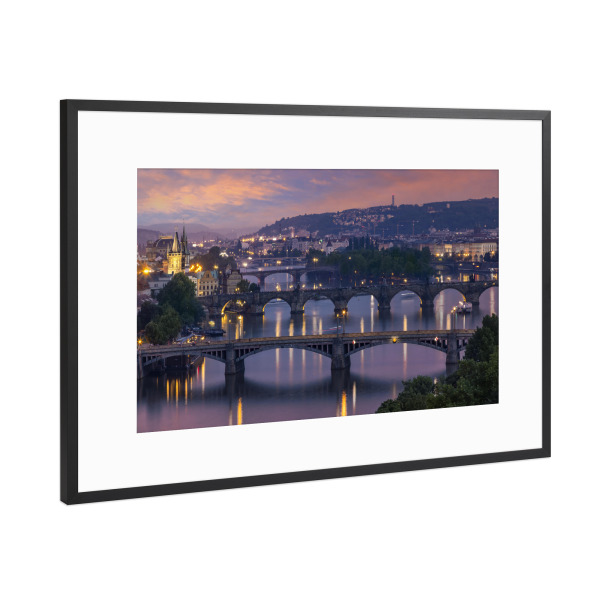 Poster mit Rahmen Schwarz (Metallic) "Moldaubrücken am Abend" artboxONE - Architektur,Städte / Prag