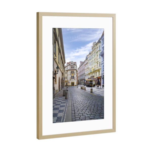 Poster mit Rahmen Gold "Karlova, gemütliche Gasse in Prag" artboxONE - Architektur,Städte / Prag