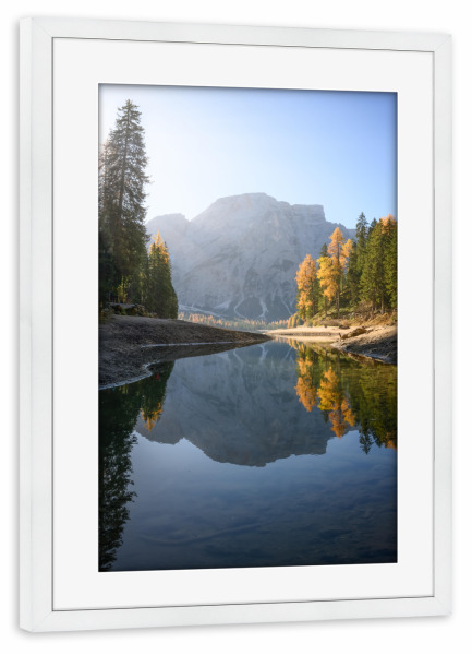 Poster mit Rahmen weiß "Lago di Braies Spiegelung" artboxONE - Natur,Reise,Reise / Länder