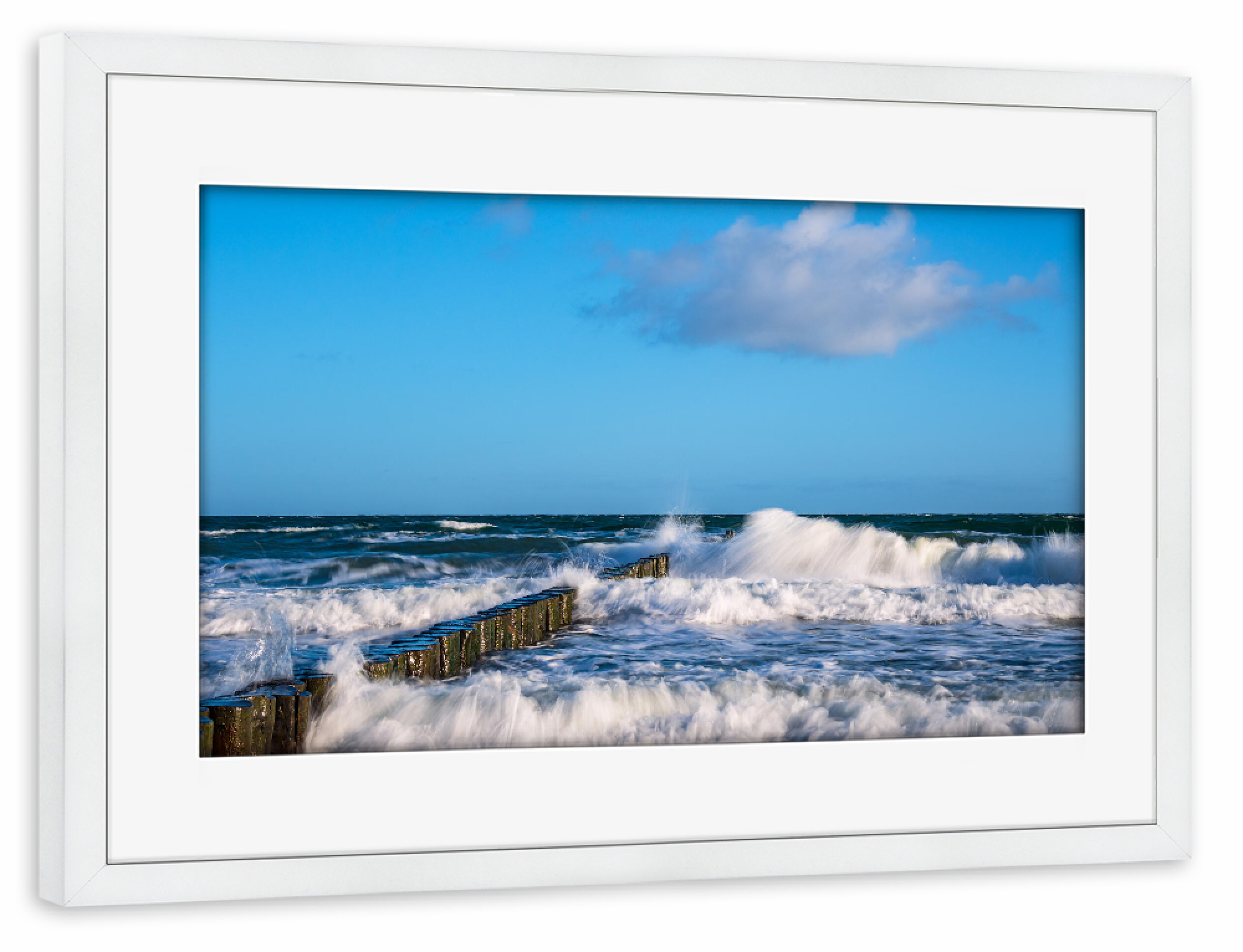 Poster mit Rahmen weiß "Buhne, Wellen, Wolke" artboxONE - Natur,Reise,Reise / Strand und Meer