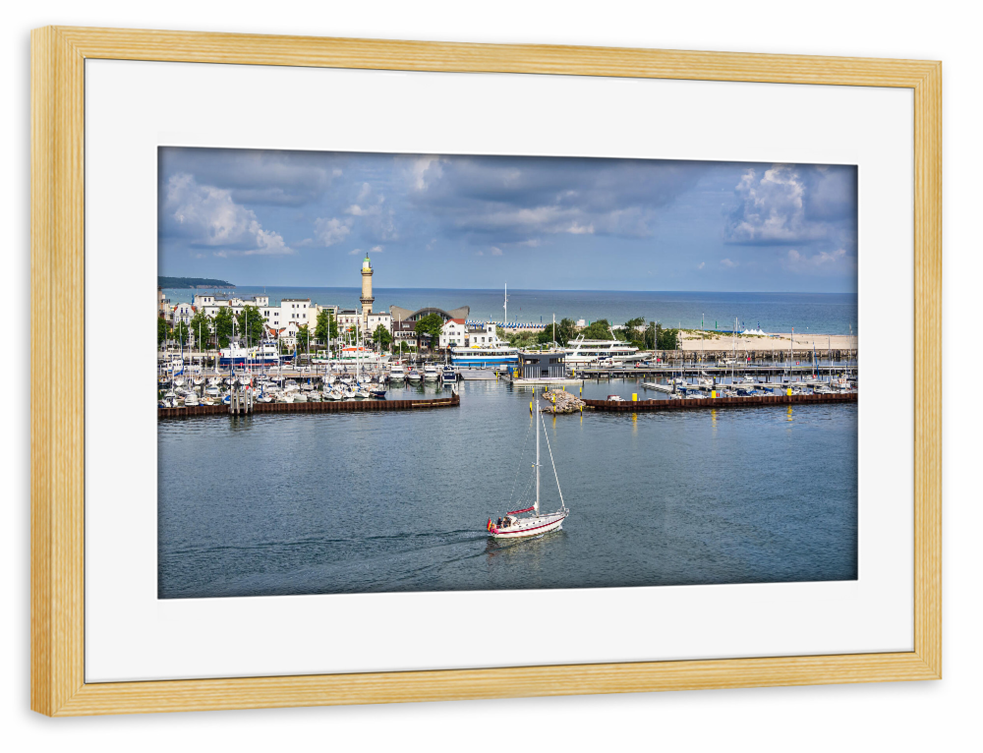 Poster mit Rahmen kiefer "Segelboot, Ostsee, Leuchtturm" artboxONE - Natur,Reise,Architektur,Reise / Strand und Meer