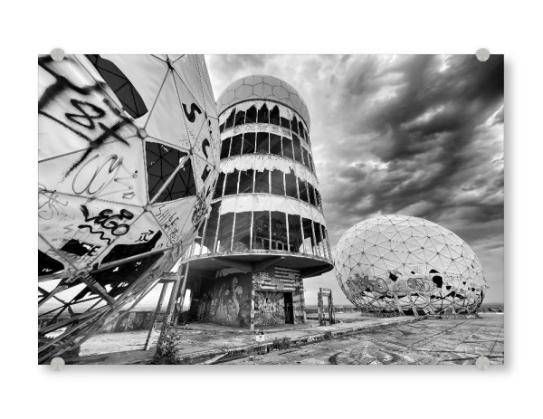 Acrylglasbild "Teufelsberg" artboxONE - Städte / Berlin,Schwarzweiß,Architektur,Fiktion - Berlin,Architektur,Krimi,Science fiction,Film noir