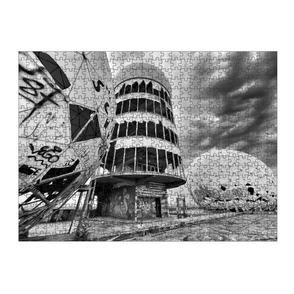Puzzle Ravensburger "Teufelsberg" artboxONE - Städte / Berlin,Schwarzweiß,Architektur,Fiktion - Berlin,Architektur,Krimi,Science fiction,Film noir