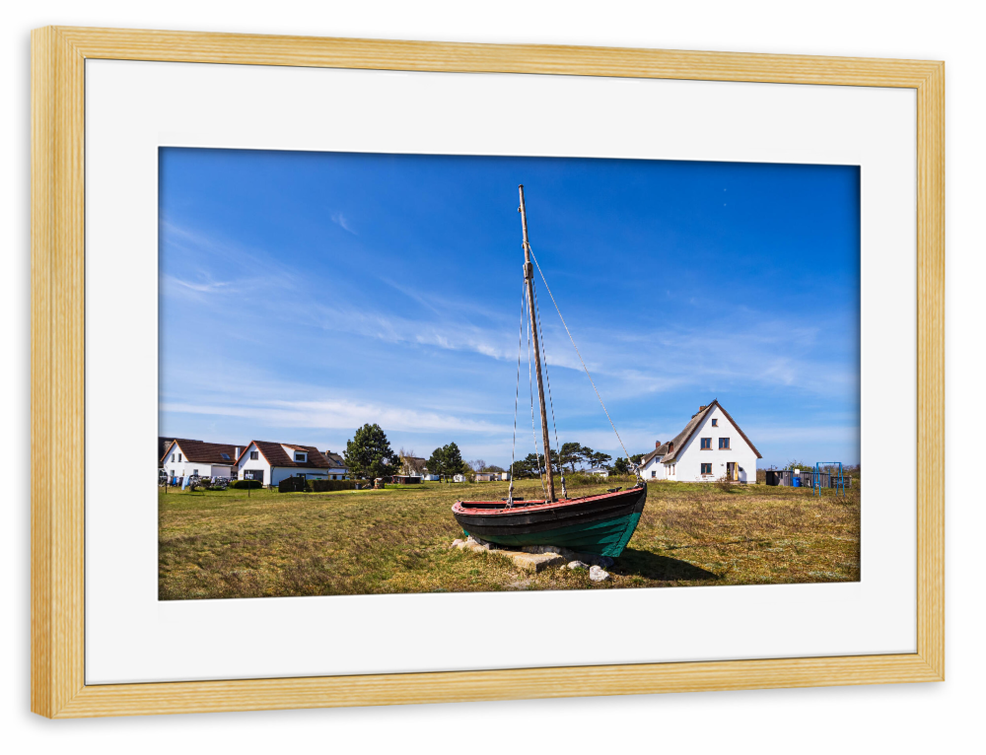 Poster mit Rahmen kiefer "Wiese, Boot, Häuser" artboxONE - Natur,Reise,Architektur