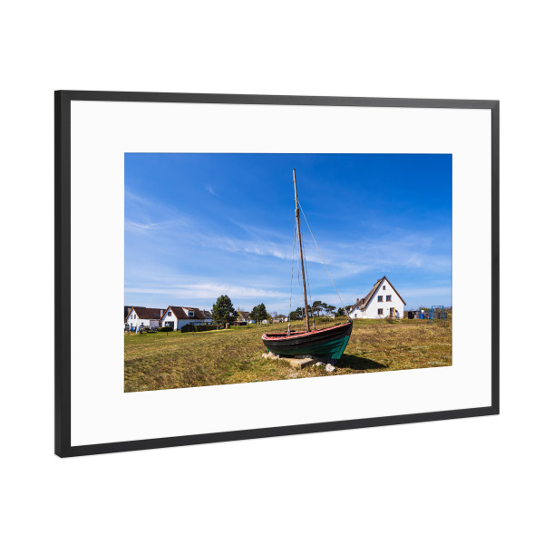 Poster mit Rahmen Schwarz (Metallic) "Wiese, Boot, Häuser" artboxONE - Natur,Reise,Architektur