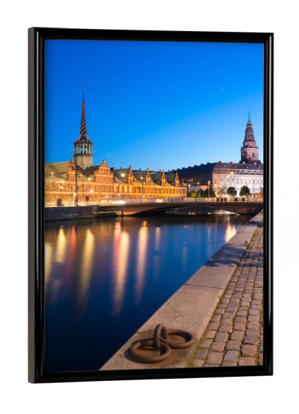 Poster mit schwarzem Rahmen "Kopenhagen bei Nacht, Dänemark" artboxONE - Städte / København