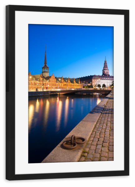 Poster mit Rahmen schwarz "Kopenhagen bei Nacht, Dänemark" artboxONE - Städte / København