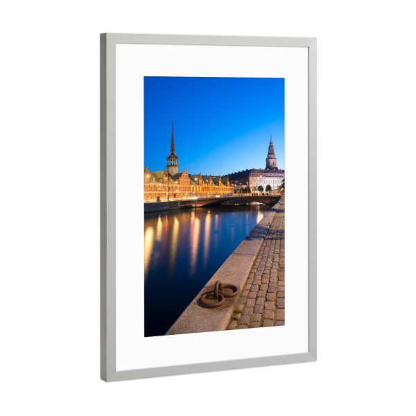 Poster mit Rahmen Silber "Kopenhagen bei Nacht, Dänemark" artboxONE - Städte / København
