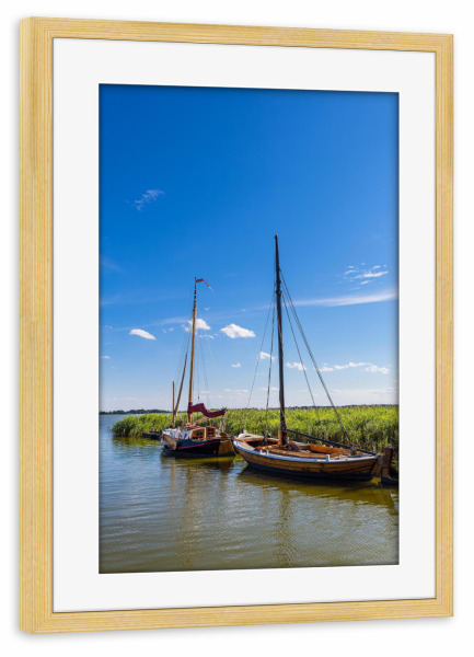 Poster mit Rahmen kiefer "Segelschiffe, Schilf, Hafen" artboxONE - Natur,Reise,Reise / Strand und Meer